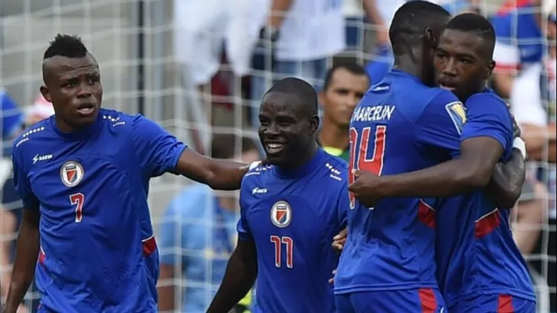 Cầu thủ Haiti và Tunisia đấu tranh gay gắt trên sân cỏ Cầu thủ Haiti và Tunisia đấu tranh gay gắt trên sân cỏ