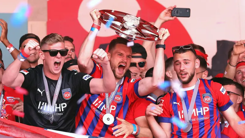 Cầu thủ Heidenheim và Bayer Leverkusen tranh chấp trên sân cỏ Cầu thủ Heidenheim và Bayer Leverkusen tranh chấp trên sân cỏ