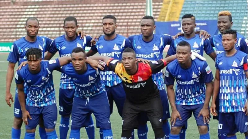 Cầu thủ Nasarawa United và Rivers United tranh chấp quả bóng Cầu thủ Nasarawa United và Rivers United tranh chấp quả bóng