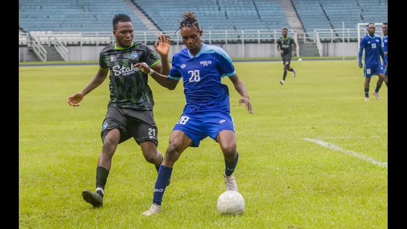 Cầu thủ Nasarawa United và Rivers United đua tranh quả bóng Cầu thủ Nasarawa United và Rivers United đua tranh quả bóng