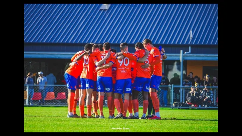 Cầu thủ của Ulverstone và Riverside Olympic đang tranh chấp quả bóng Cầu thủ của Ulverstone và Riverside Olympic đang tranh chấp quả bóng