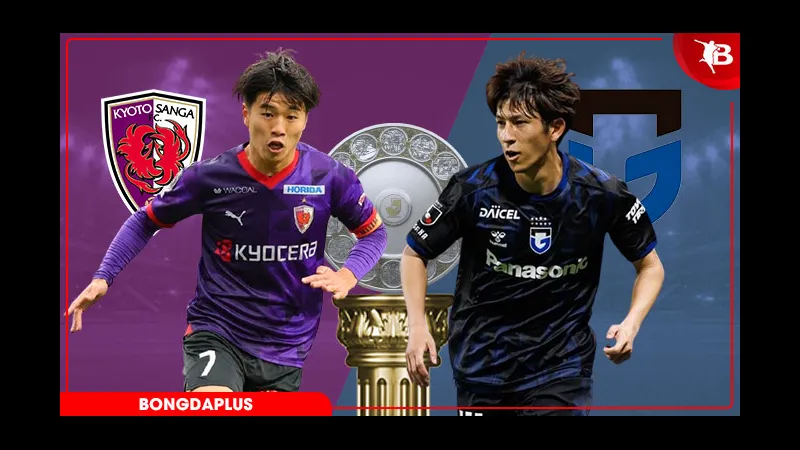 Cầu thủ Kyoto Sanga và Gamba Osaka tranh chấp bóng trên sân cỏ Cầu thủ Kyoto Sanga và Gamba Osaka tranh chấp bóng trên sân cỏ