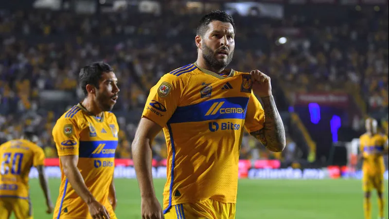 Cầu thủ của Tigres UANL đang nỗ lực giữ bóng trước áp lực từ Nashville Cầu thủ của Tigres UANL đang nỗ lực giữ bóng trước áp lực từ Nashville