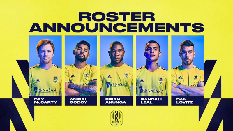 Cầu thủ Nashville dẫn bóng trước sự truy đuổi của Tigres UANL Cầu thủ Nashville dẫn bóng trước sự truy đuổi của Tigres UANL