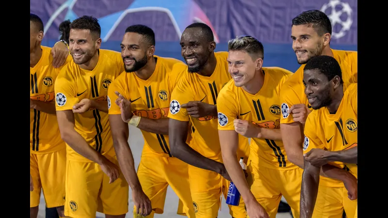 Cầu thủ Plzen và Young Boys tranh chấp quả bóng trên sân Cầu thủ Plzen và Young Boys tranh chấp quả bóng trên sân