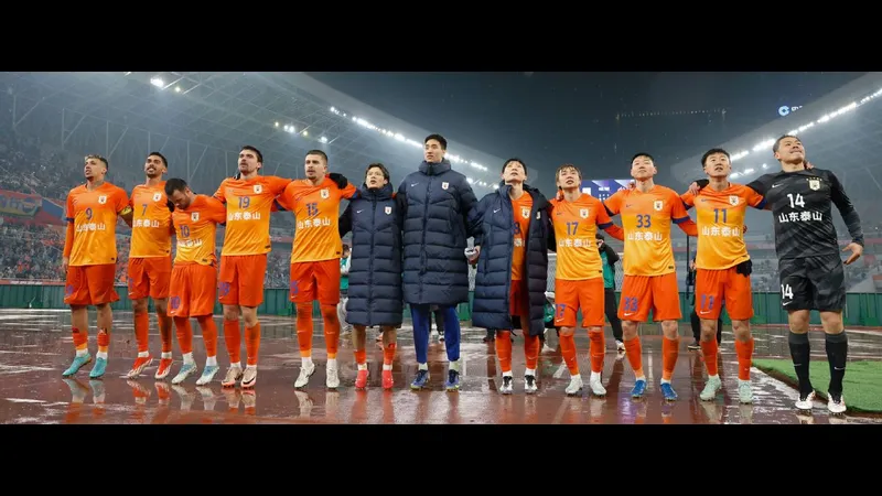 Đội bóng Shandong Taishan và Yunnan Yukun đối đầu trên sân cỏ