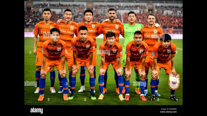 Cầu thủ Shandong Taishan và Yunnan Yukun tranh chấp quả bóng - Dự đoán số