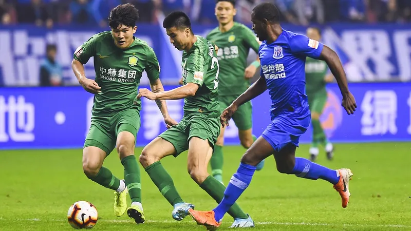 Cầu thủ Shanghai Shenhua dứt điểm mạnh vào lưới Beijing Guoan Cầu thủ Shanghai Shenhua dứt điểm mạnh vào lưới Beijing Guoan