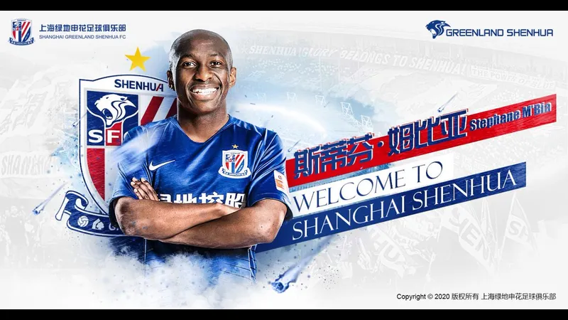 Cầu thủ Shanghai Shenhua và Beijing Guoan đua tranh quả bóng Cầu thủ Shanghai Shenhua và Beijing Guoan đua tranh quả bóng